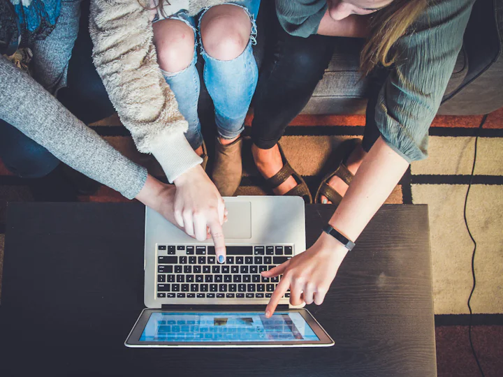 Werkplek met automatisering en slimme assistentie op schermen.