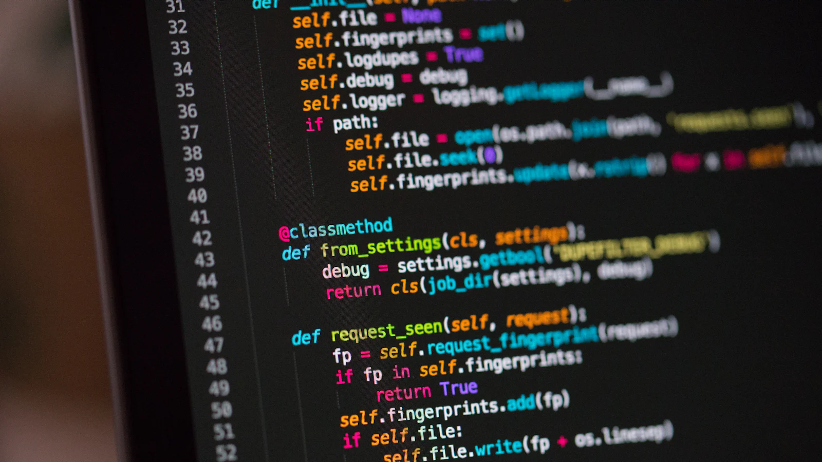 Code-editor en backend-logica op een donkere monitor.
