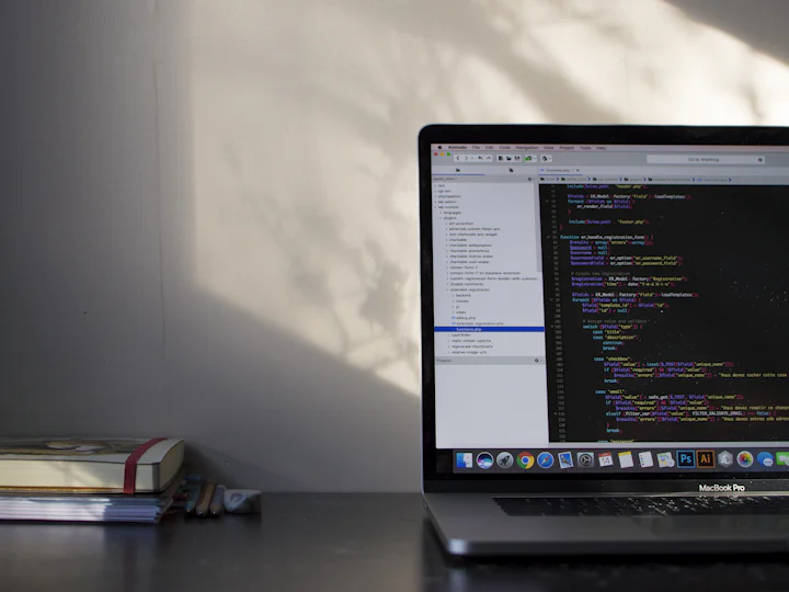 Laptop met meerdere vensters en code in beeld.