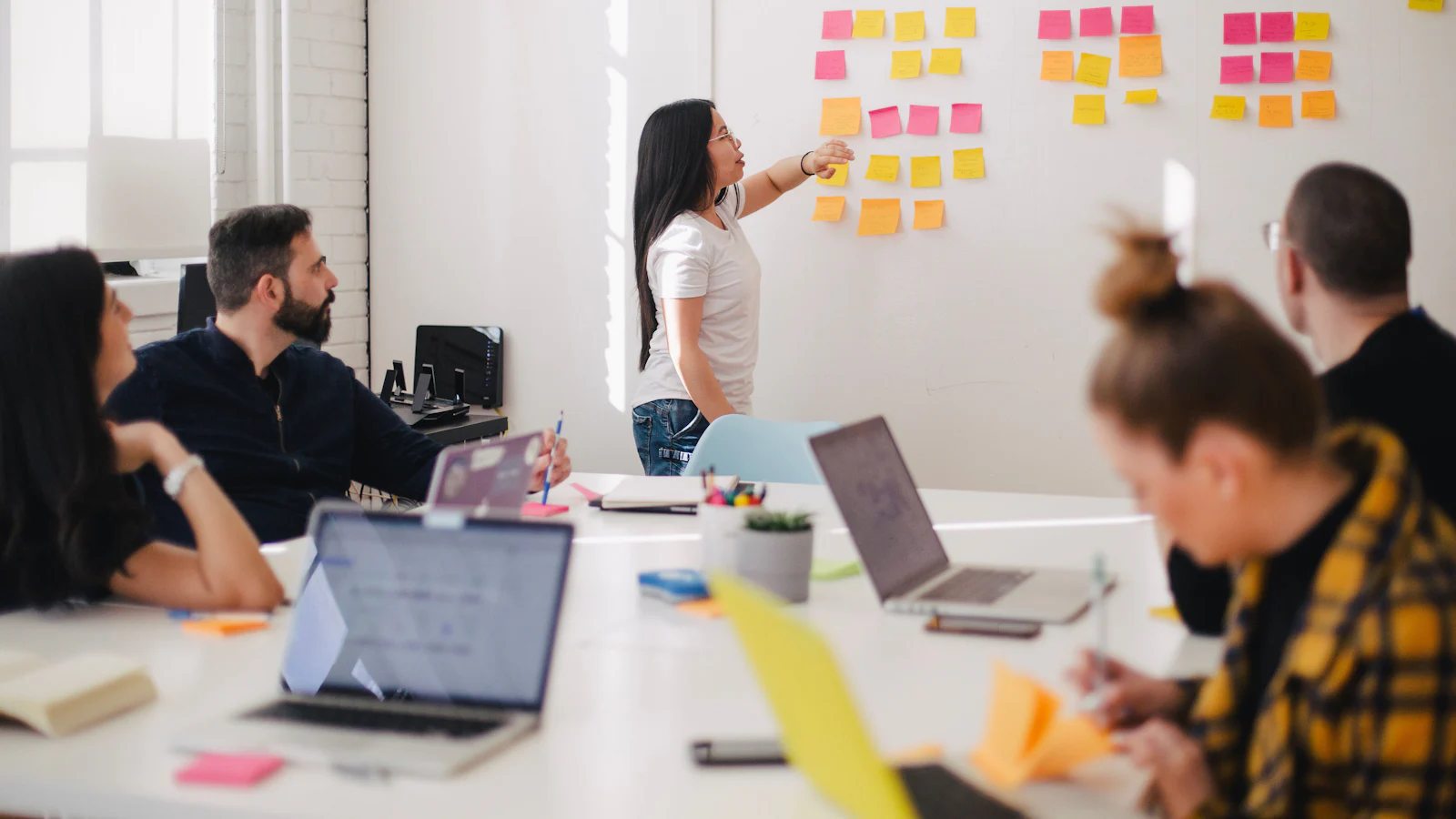 Frontend ontwerp en interface-ontwikkeling op een laptopscherm.