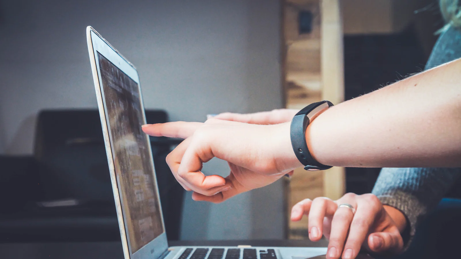 Team bespreekt AI en taalmodellen aan een laptop.