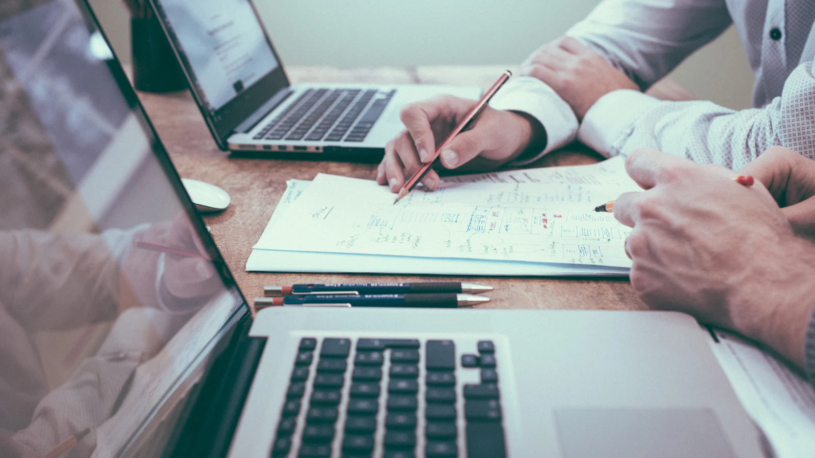 Vergadertafel met planning en processtappen in beeld.