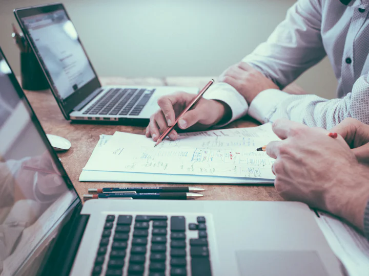 Vergadertafel met planning en processtappen in beeld.