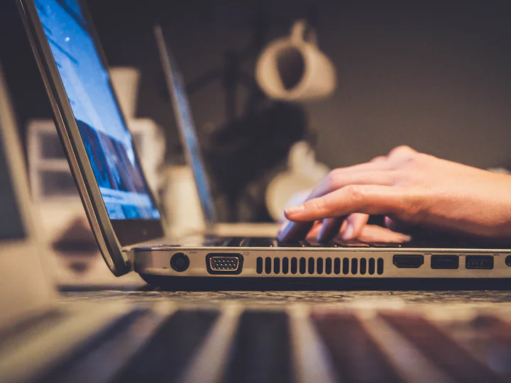 Digitale interface met patronen en semantische zoekresultaten.